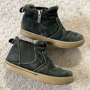 UGG charcoal suede Hamden booties, Kids 11.